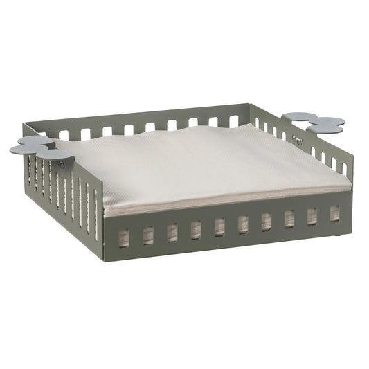 Portatovaglioli grande Old di Arti e Mestieri. Realizzato in metallo colorato e adornato con eleganti maniglie laterali, è perfetto per conferire un tocco di raffinatezza tipico della collezione Old. Dimensioni: 29 x 21 x 6 H cm. In negozio e online su tuttochic.it