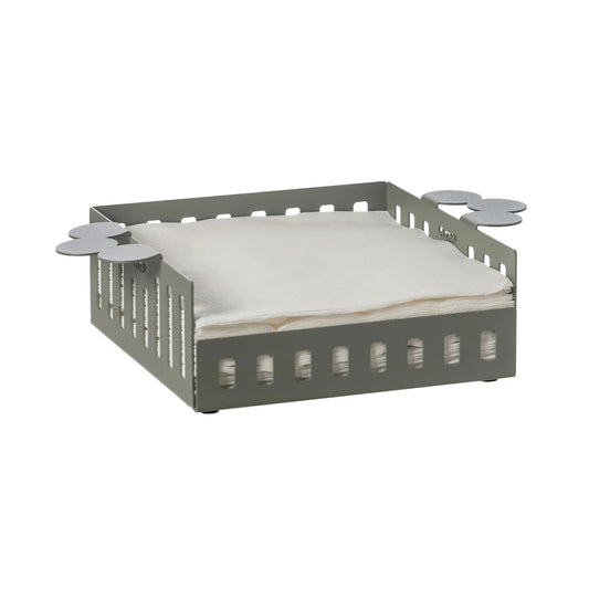 Portatovaglioli grande Old di Arti e Mestieri. Realizzato in metallo colorato e adornato con eleganti maniglie laterali, è perfetto per conferire un tocco di raffinatezza tipico della collezione Old. Dimensioni: 25 x 17 x 6 H cm. In negozio e online su tuttochic.it