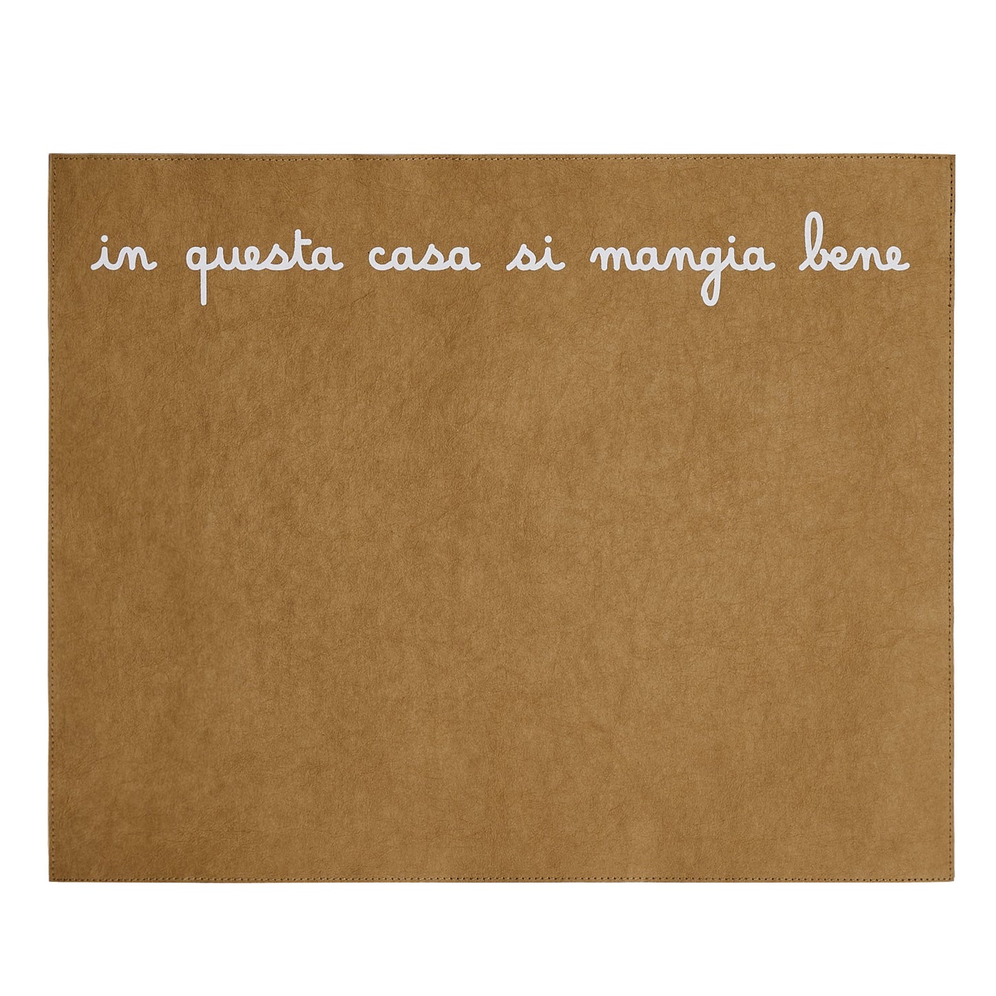 Tovaglietta in fibra di cellulosa con la scritta "in questa casa si mangia bene" Dimensione: 36 x 45 cm Si può lavare a mano o in lavatrice 30°. In negozio e online su tuttochic.it