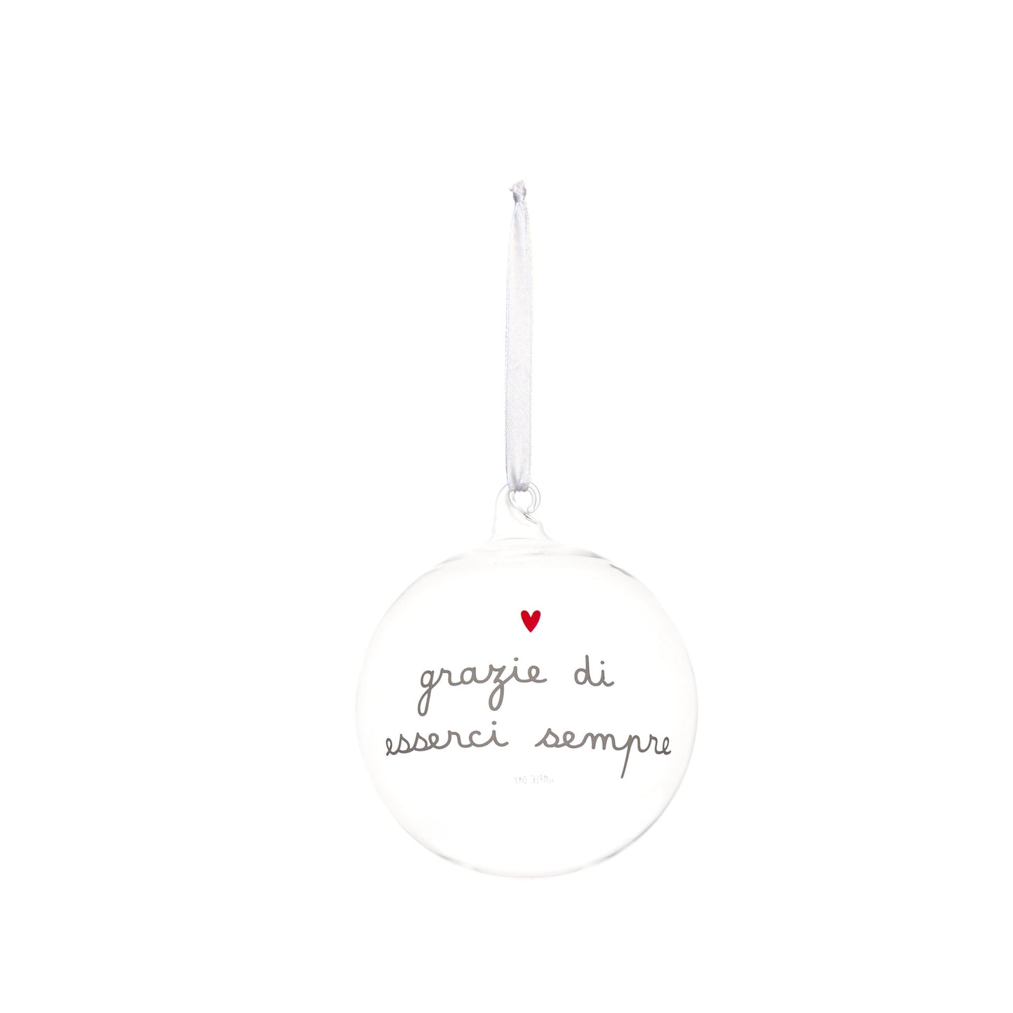 Aggiungi un tocco di eleganza al tuo albero di Natale con questa pallina realizzata in vetro borosilicato, un materiale trasparente, resistente e brillante, questa pallina porta un messaggio di ispirazione: "grazie di esserci sempre". Dimensione: 12 cm. In negozio e online su tuttochic.it