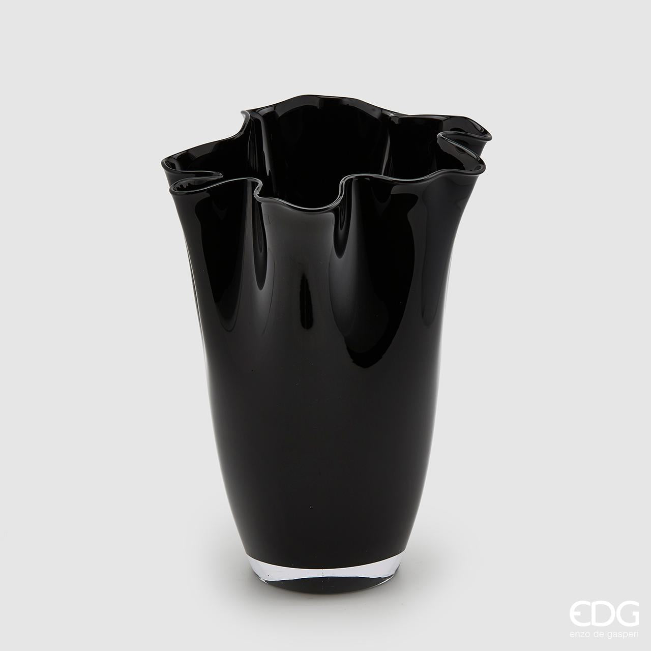Vaso portafiori in vetro di colore nero. Moderno e chic, il portafiori Nida è un'aggiunta elegante a qualsiasi interno. Dimensioni: cm 30 Ø x 40 h. In negozio e online su tuttochic.it