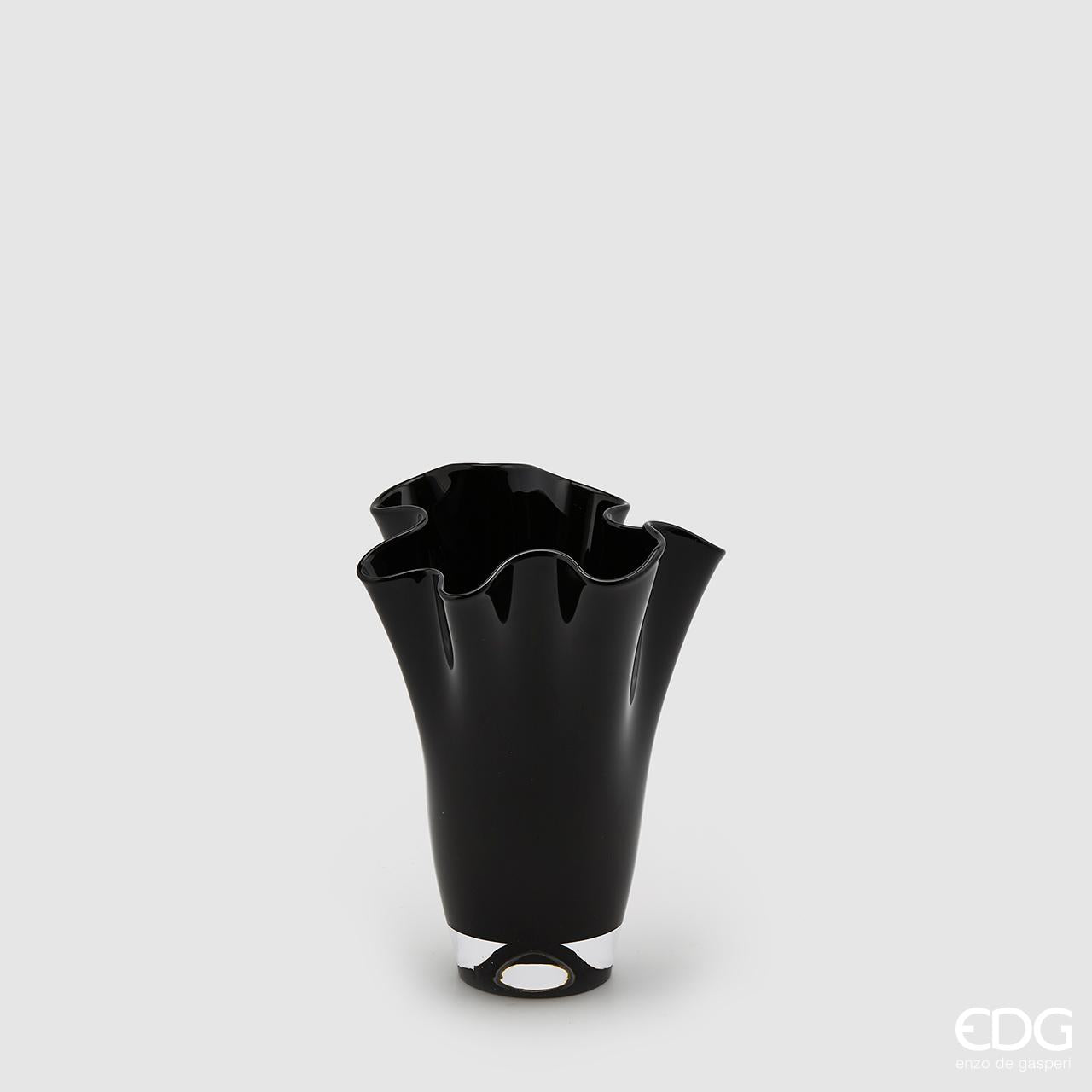 Vaso portafiori in vetro di colore nero. Moderno e chic, il portafiori Nida è un'aggiunta elegante a qualsiasi interno. Dimensioni: cm 17 Ø x 22 h. In negozio e online su tuttochic.it