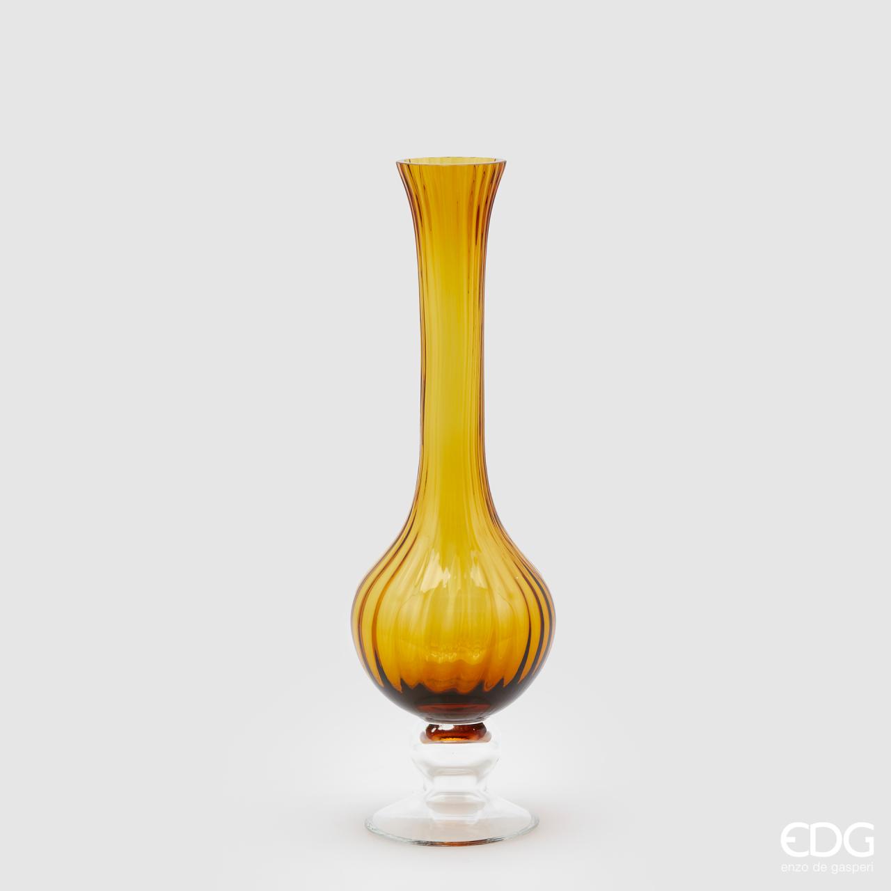 Questo elegante Vaso Collolungo Righe è realizzato in vetro di colore ambra, che dona un tocco di raffinatezza e calore a qualsiasi spazio. Il vetro di qualità e la sua tonalità ambrata aggiunge un tocco di colore e originalità alla tua casa. Dimensioni: cm Ø 13 x h 40. In negozio e online su tuttochic.it
