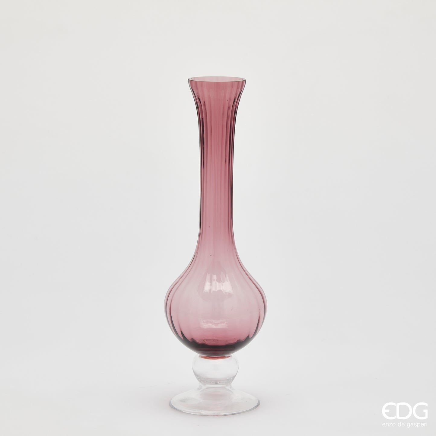 Questo elegante Vaso Collolungo Righe è realizzato in vetro di colore rosa antico, che dona un tocco di raffinatezza e calore a qualsiasi spazio. Il vetro di qualità e la sua tonalità aggiunge un tocco di colore e originalità alla tua casa. Dimensioni: cm Ø 13 x h 40. In negozio e online su tuttochic.it