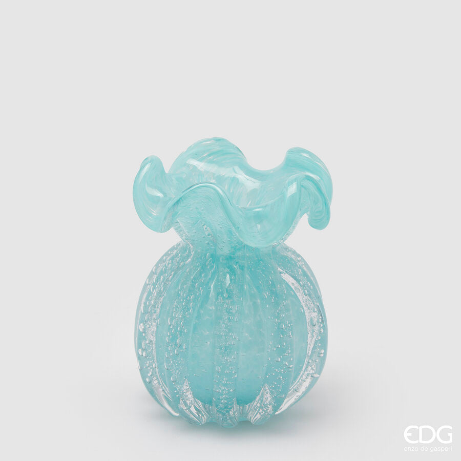 Vaso Portafiori in vetro colorato a forma di sacchetto. Disponibile in 3 colori: rosa, verde chiaro e azzurro. Dimensioni: cm Ø 11 x h 14. In negozio e online su tuttochic.it