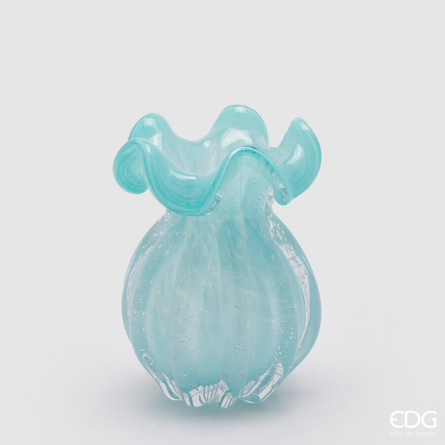 Vaso Portafiori in vetro colorato a forma di sacchetto. Disponibile in 3 colori: rosa, verde chiaro e azzurro. Dimensioni: cm Ø 13 x h 17. In negozio e online su tuttochic.it