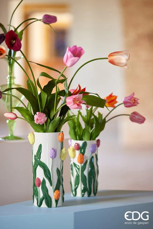 Vaso Portafiori Tulip Cilindrico di EDG. Realizzato con ceramica di alta qualità e decorato con incantevoli tulipani multicolori in rilievo. Dimensioni: cm Ø 14,5 x h 28. In negozio e online su tuttochic.it