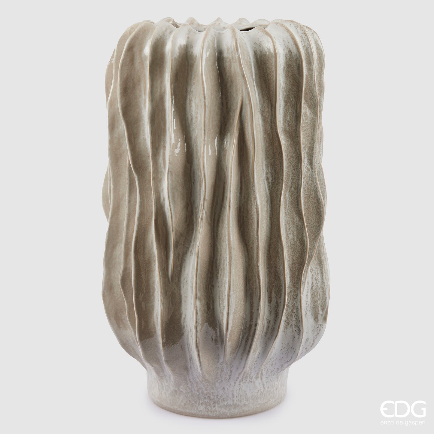 Esalta il tuo spazio con il Vaso Chakra. Realizzato in ceramica waterproof, questo elegante vaso da interno color avorio aggiunge un tocco di raffinatezza e stile alla tua decorazione. Perfetto per abbellire qualsiasi ambiente con un tocco di arte e classe. Dimensioni: cm Ø 37 x h61. In negozio e online su tuttochic.it