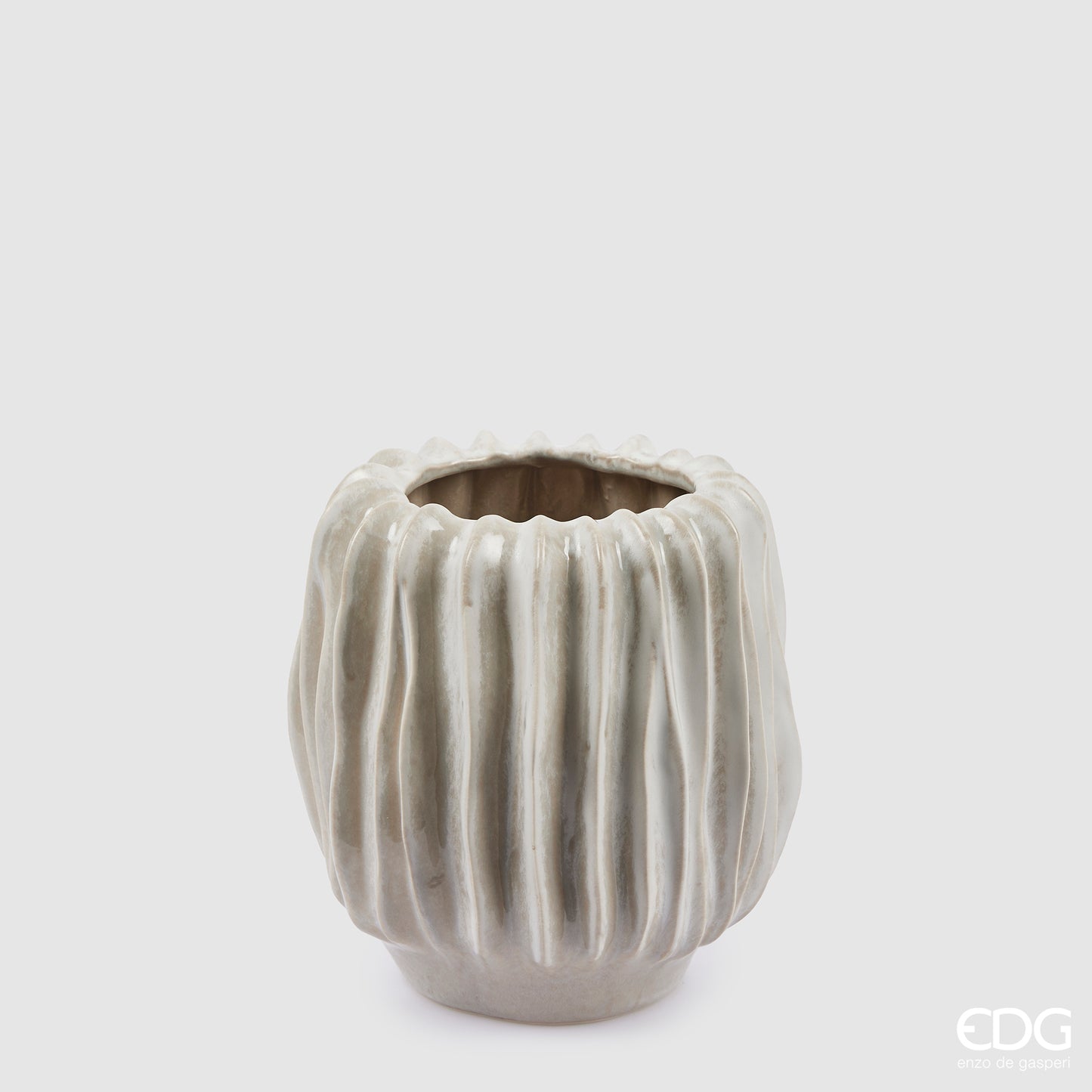 Esalta il tuo spazio con il Vaso Chakra. Realizzato in ceramica waterproof, questo elegante vaso da interno color avorio aggiunge un tocco di raffinatezza e stile alla tua decorazione. Perfetto per abbellire qualsiasi ambiente con un tocco di arte e classe. Dimensioni: cm Ø 22xh22,5. In negozio e online su tuttochic.it