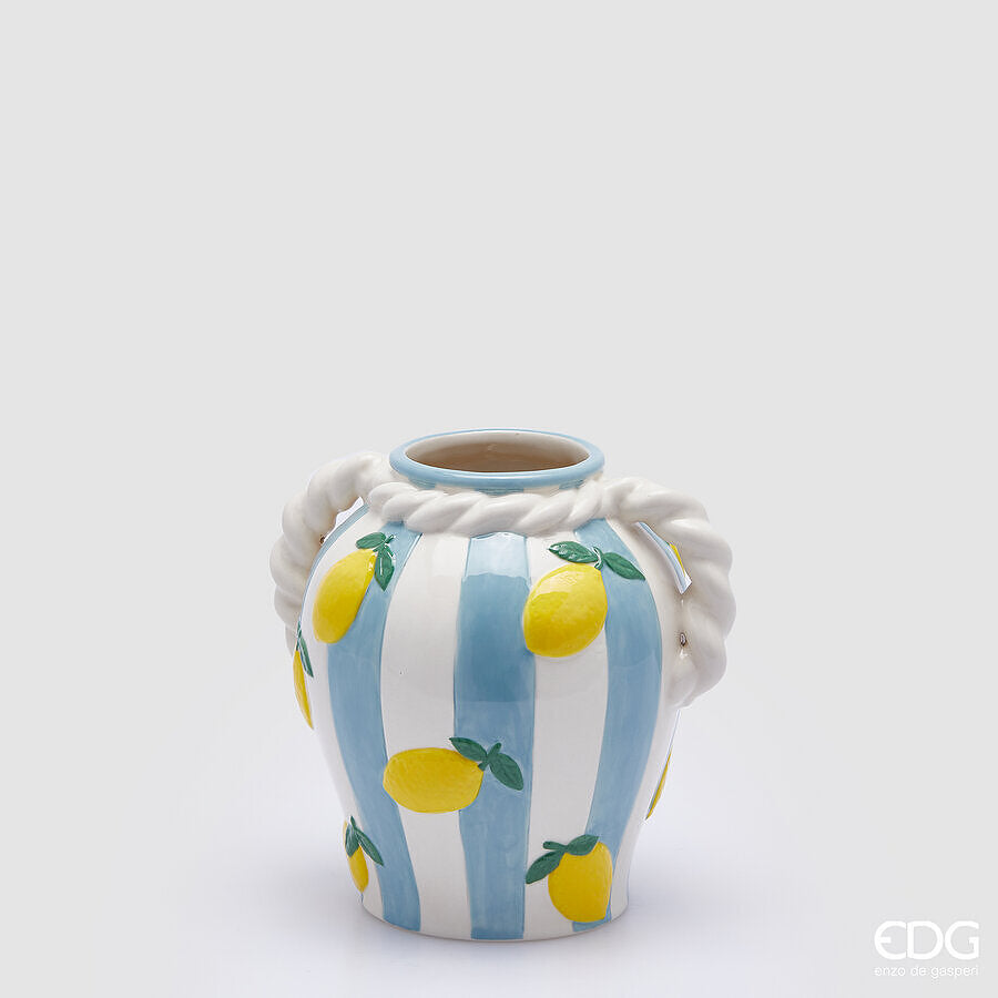 Vaso portafiori limoni in ceramica di EDG. Il suo design unico, decorato con limoni, darà un tocco di colore e vivacità a ogni ambiente. Dimensioni: cm Ø 17 x h 20. In negozio e online su tuttochic.it
