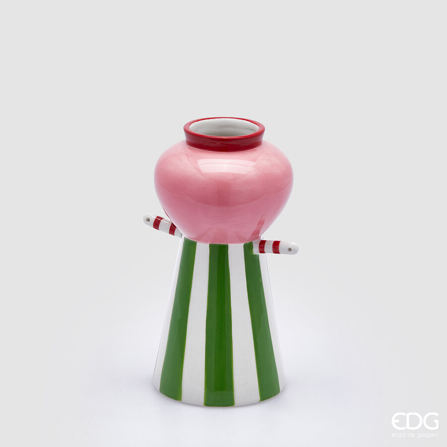 Vaso portafiori con la sua lavorazione artigianale e i dettagli decorativi lo rendono un'opera d'arte da ammirare. Dimensioni: cm Ø 12 x H 24. In negozio e online su tuttochic.it