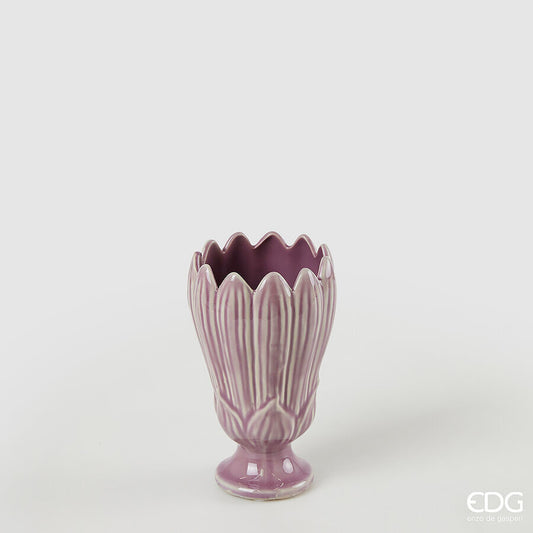 Il Vaso Freaky Foglie Coppa è un originale vaso di ceramica dipinto a mano, che con la sua forma unica e artistica aggiungerà un tocco di eclettismo e bellezza alla tua casa. Disponibile in 3 colori: Giallo - Viola e Verde chiaro Dimensioni: cm Ø 10 x h 17,5. In negozio e online su tuttochic.it