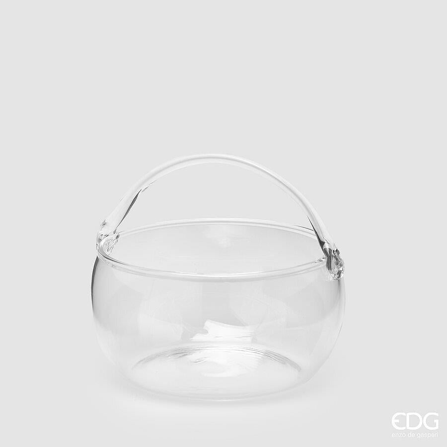 Questo vaso Nida Cesto con manico è un'elegante aggiunta al tuo arredamento. Realizzato in vetro trasparente, dona un tocco di lusso alla tua abitazione. Dimensioni: cm Ø 16,5 x h 16. In negozio e online su tuttochic.it