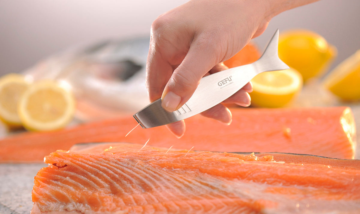 Le pinzette per lische di pesce funzionano come uno strumento da cucina che rimuove le lische di pesce in modo preciso, ideali anche per rimuovere le piume di pollo. La loro forma ergonomica li rende piacevoli da impugnare. L 14,5 cm, P 2,7 cm, H 2,5 cm acciaio inossidabile. In negozio e online su tuttochic.it