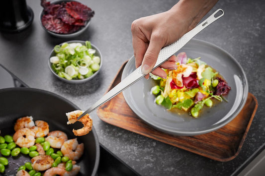 Realizzata in acciaio inox, la Pinza da cucina Esatto è ideale per lavori delicati in cucina e sulla griglia. Dimensioni: cm 30x1,8x5h Peso: 77 g. In negozio e online su tuttochic.it