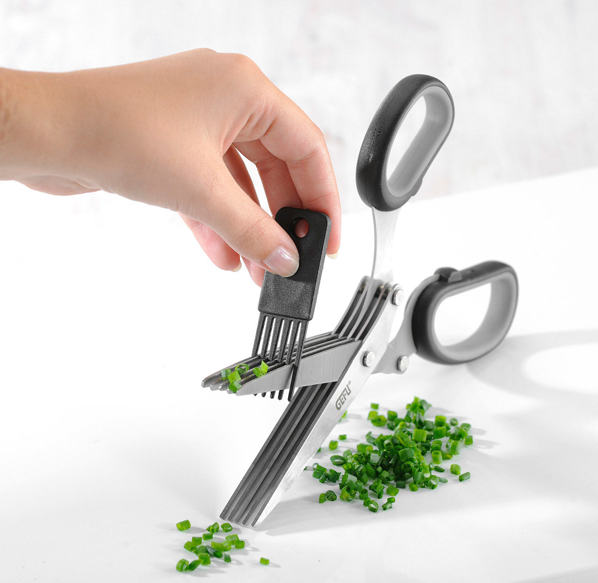 Con le loro cinque paia di lame, le forbici per erbe aromatiche assicurano un lavoro rapido e semplice, nonché un taglio delicato e che preserva l'aroma dell'erba cipollina, prezzemolo ecc. Facili da pulire con il pettine per la pulizia incluso. Si consiglia di lavare a mano. In negozio e online su tuttochic.it