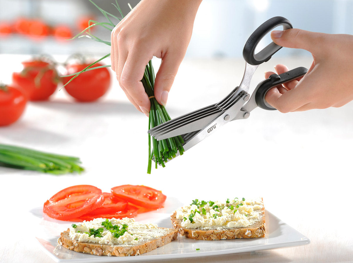 Con le loro cinque paia di lame, le forbici per erbe aromatiche assicurano un lavoro rapido e semplice, nonché un taglio delicato e che preserva l'aroma dell'erba cipollina, prezzemolo ecc. Facili da pulire con il pettine per la pulizia incluso. Si consiglia di lavare a mano. In negozio e online su tuttochic.it