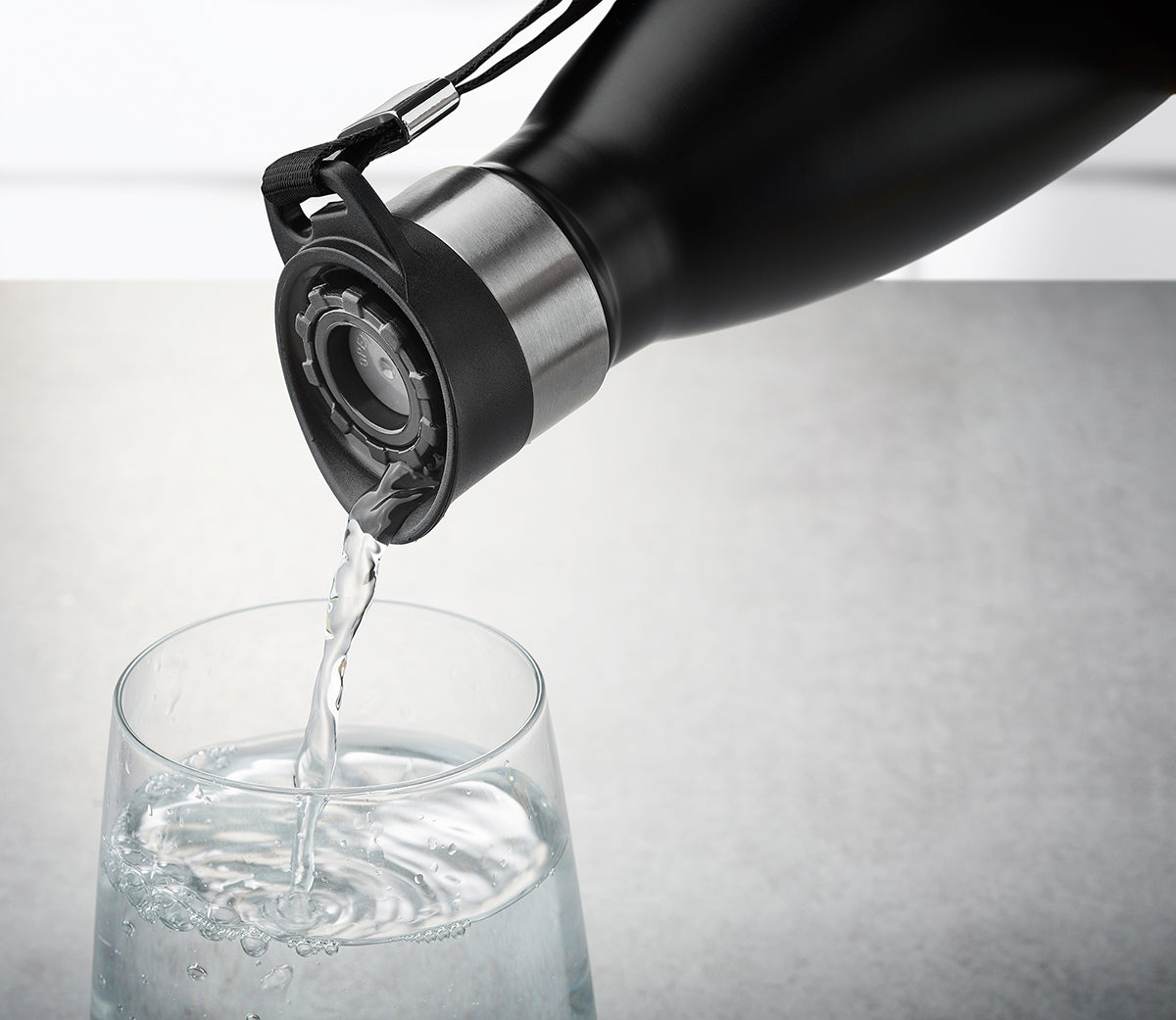 Borraccia in acciaio inossidabile a doppia parete mantiene le bevande calde per 12 ore e fredde per 24 ore. 100% ermetico, si apre e si chiude facilmente con una sola mano grazie alla pratica chiusura a pulsante. 500 ml bottiglia lavabile in lavastoviglie Ø 7,1 cm, H 27,0 cm. In negozio e online su tuttochic.it