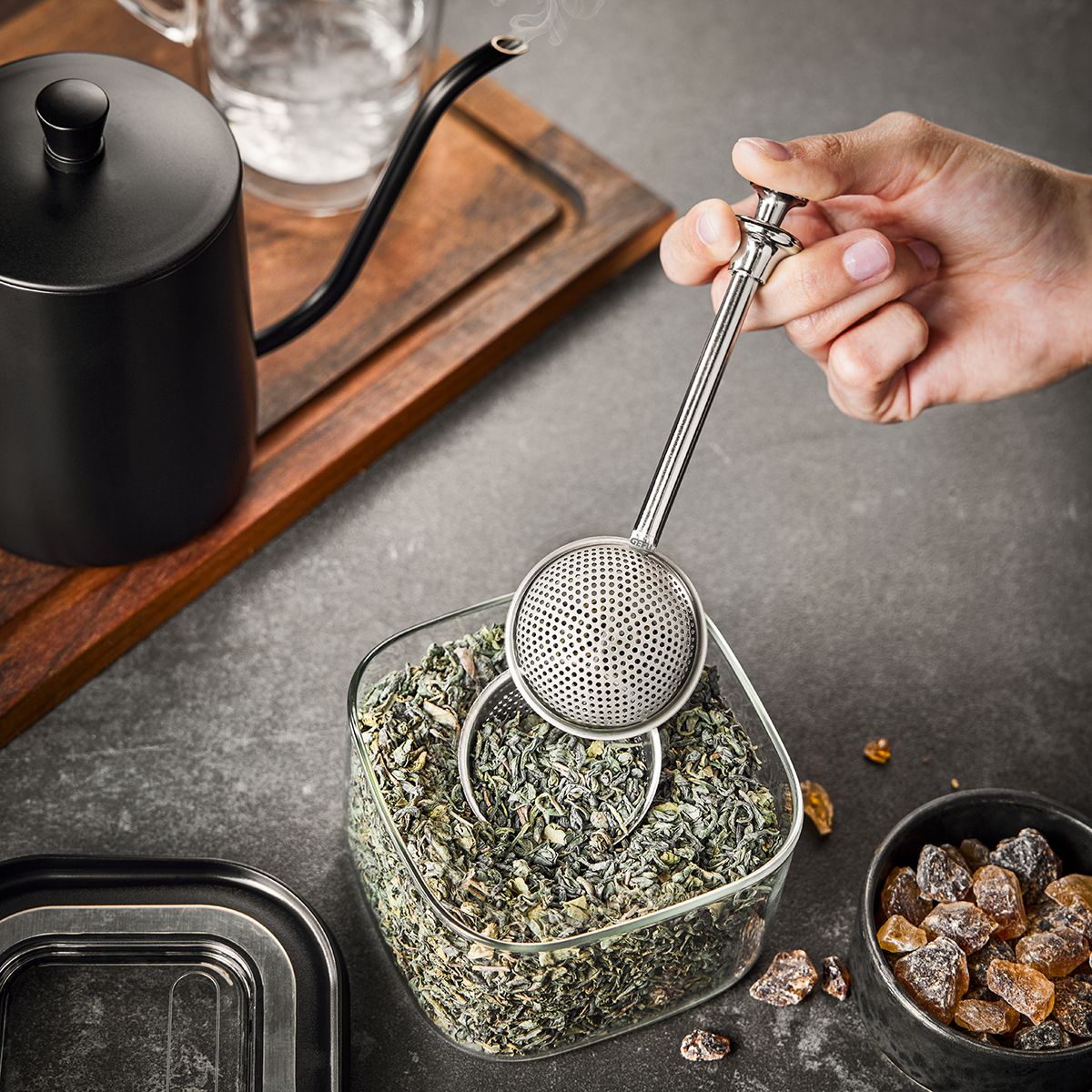 ideale per la preparazione di tè sfuso• sfera ad apertura facile grazie al manico scorrevole• adatto anche per erbe e spezie• dimensioni: cm 17,2 x 5• acciaio inox pregiato / resina Lavabile in lavastoviglie. In negozio e online su tuttochic.it