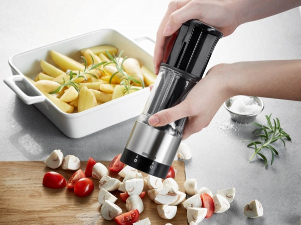 Può tagliare il cibo in quarti o in ottavi. Dimensioni: Ø 7,0 cm, H 17,5 cm lama in acciaio giapponese lavabile in lavastoviglie. In negozio e online su tuttochic.it