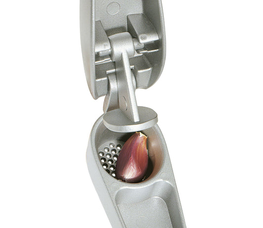 Spremiaglio Quick è l'alleato perfetto in cucina per schiacciare l'aglio senza sforzi. Realizzato in alluminio Dimensioni: cm 3x4,9x16,5 Peso: 0,16 kg. In negozio e online su tuttochic.it