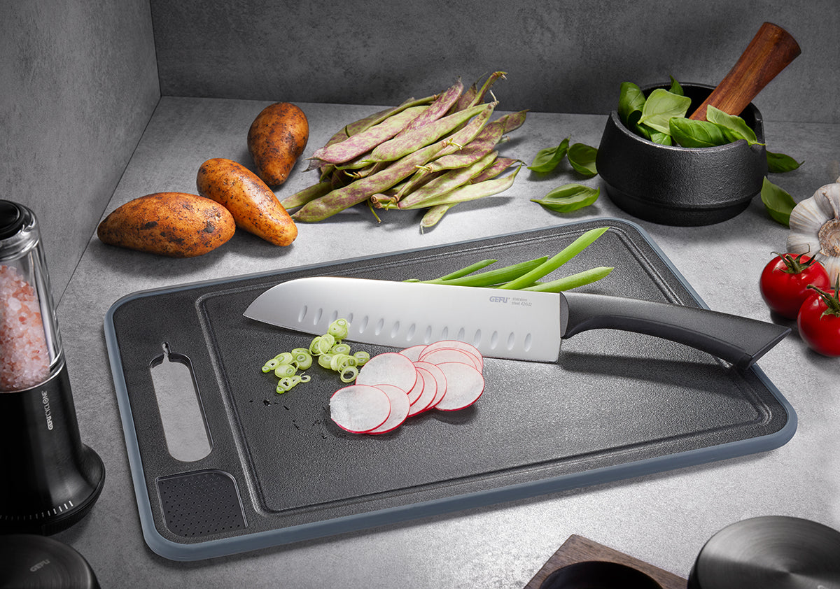 Scongelare più velocemente e tritare in sicurezza: CUT PRO può fare entrambe le cose. Il suo lato in alluminio nero riduce il tempo di scongelamento dei cibi congelati fino al 60% senza perdita di sapore o qualità. Il lato di taglio in plastica robusta garantisce un taglio sicuro. In negozio e online su tuttochic.it
