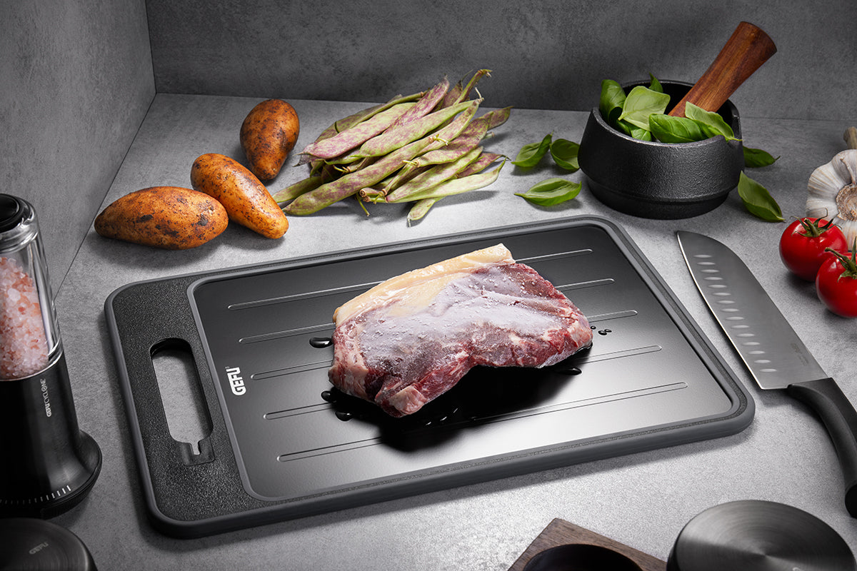 Scongelare più velocemente e tritare in sicurezza: CUT PRO può fare entrambe le cose. Il suo lato in alluminio nero riduce il tempo di scongelamento dei cibi congelati fino al 60% senza perdita di sapore o qualità. Il lato di taglio in plastica robusta garantisce un taglio sicuro. In negozio e online su tuttochic.it
