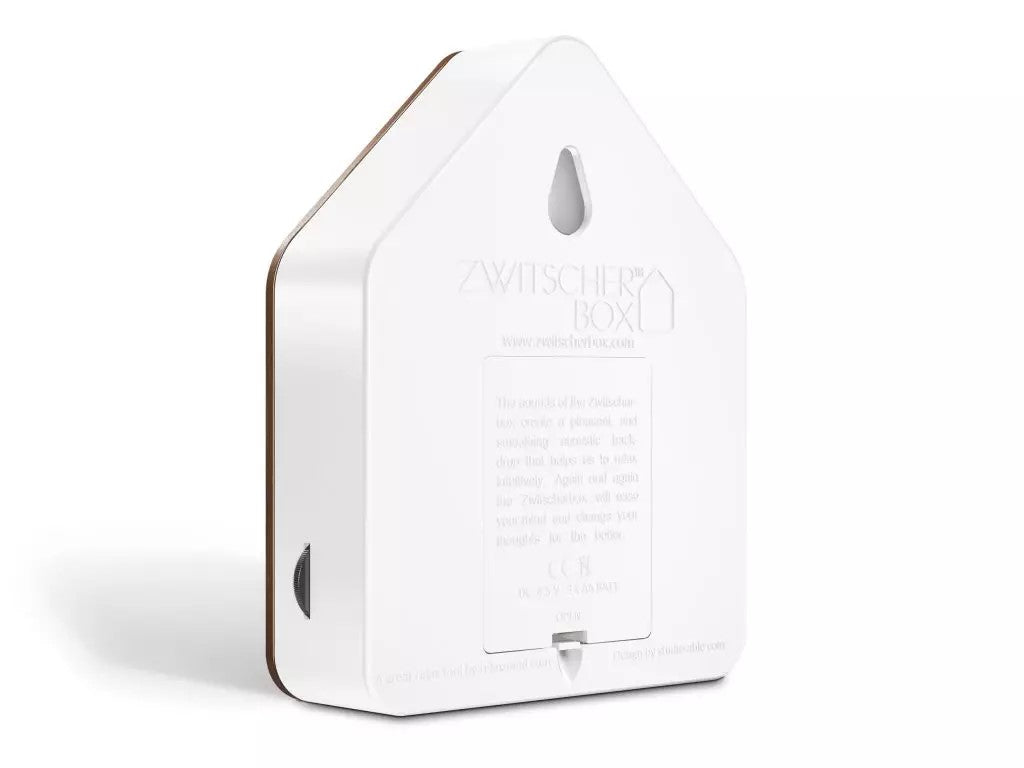 Zwitscherbox riproduce il canto degli uccelli nell'idilliaca radura della Foresta Nera: il rilassante cinguettio del merlo diffonde la magia unica di un risveglio mattutino estivo. Alimentazione: 3 batterie AA incluse sensore di movimento Dimensioni: cm 11 x 3,5 x 14,5 h. In negozio e online su tuttochic.it