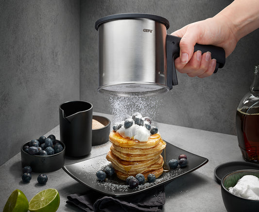 Il pratico setaccio SIVA ad una mano permette di setacciare in modo uniforme e con particolare facilità farina, zucchero a velo, cacao in polvere e altri ingredienti secchi da forno. Dimensioni: L 20,5 cm, P 10,5 cm, H 10,0 cm acciaio inossidabile/plastica di alta qualità. In negozio e online su tuttochic.it