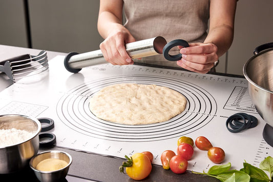 Con il mattarello REGO è possibile rullare la pasta secondo lo spessore desiderato. Perfetto per dolci, biscotti, pizza, pasta e molto altro ancora. mattarello in acciaio inox regolabile: 0 mm, 2,5 mm, 5 mm, 7 mm, 10 mm dimensioni cm Ø 5,5 lunghezza 39,7 cm. In negozio e online su tuttochic.it