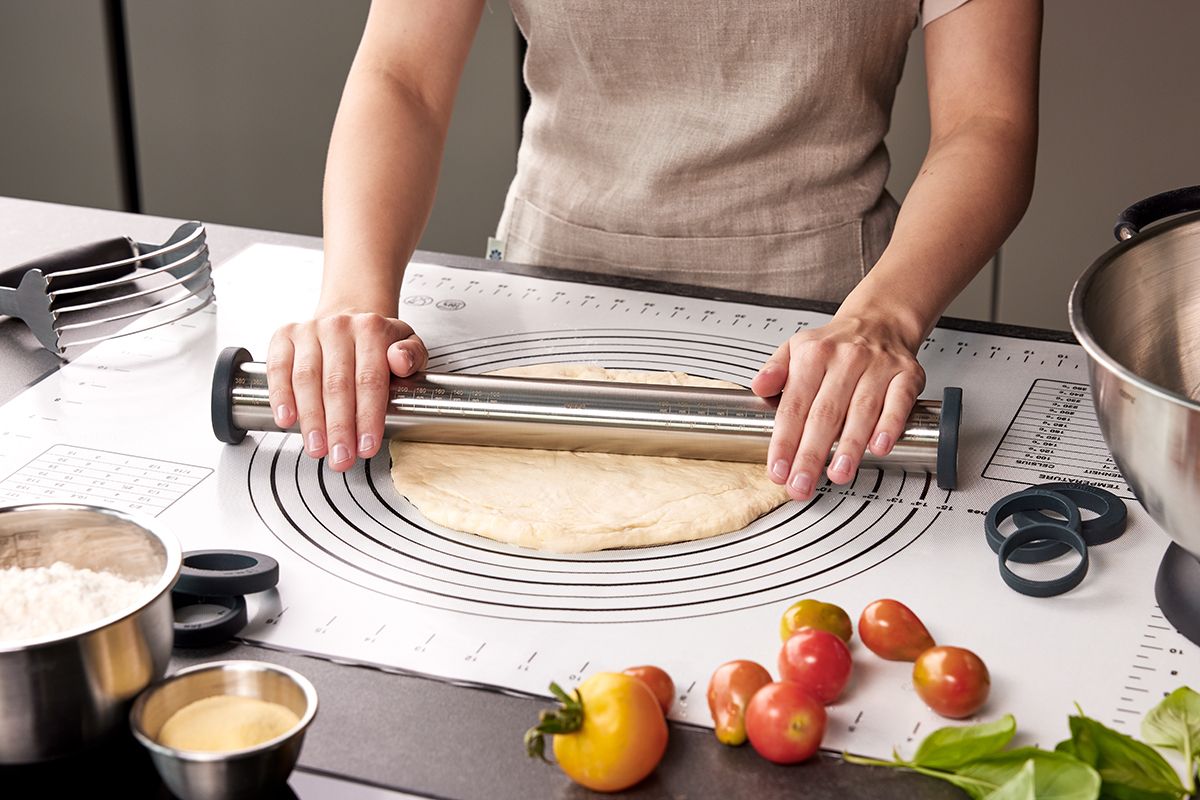 Con il mattarello REGO è possibile rullare la pasta secondo lo spessore desiderato. Perfetto per dolci, biscotti, pizza, pasta e molto altro ancora. mattarello in acciaio inox regolabile: 0 mm, 2,5 mm, 5 mm, 7 mm, 10 mm dimensioni cm Ø 5,5 lunghezza 39,7 cm. In negozio e online su tuttochic.it