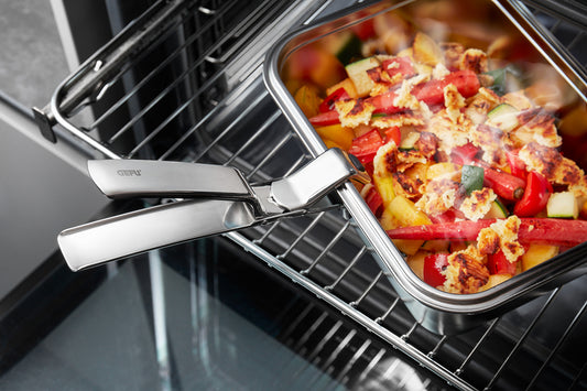 Niente più dita scottate: con FIXIT, casseruole calde, teglie da forno e per pizza possono essere afferrate in modo sicuro e comodamente rimosse dal forno. resistente al calore fino a 250° Dimensioni: L 19,2 cm, P 3,0 cm, H 6,5 cm acciaio inossidabile/silicone. In negozio e online su tuttochic.it