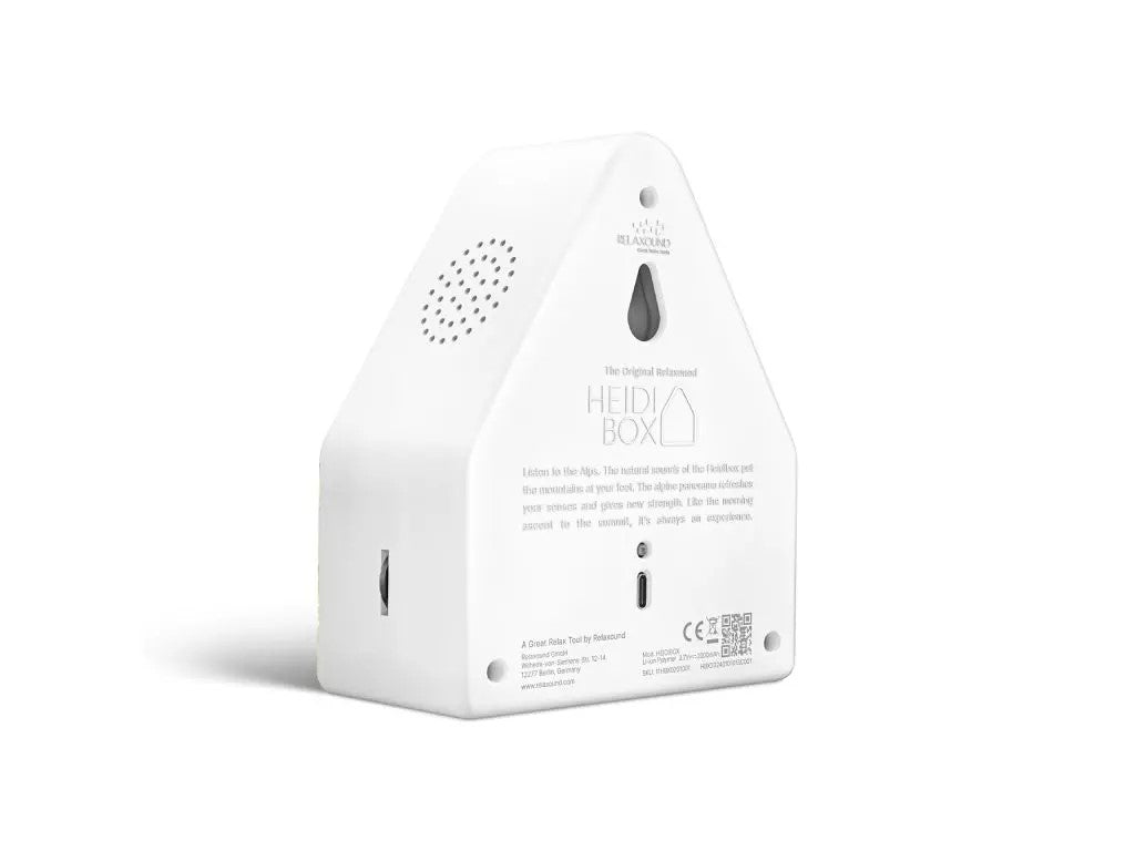 Heidibox Alpine Meadow riproduce il suono rilassante del prato alpino. Ricaricabile (cavo USB-C incluso) Dimensioni: cm 11,7 x 6,2 x 14,5 h - Peso: 230 g. In negozio e online su tuttochic.it