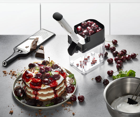 Con questa denocciolatrice le ciliegie possono essere convertite in frutta senza semi in pochissimo tempo . Facile da usare: riempire la ciotola superiore con le ciliegie e premere il punzone. I chicchi cadono nel contenitore di raccolta, il frutto scivola lateralmente. In negozio e online su tuttochic.it