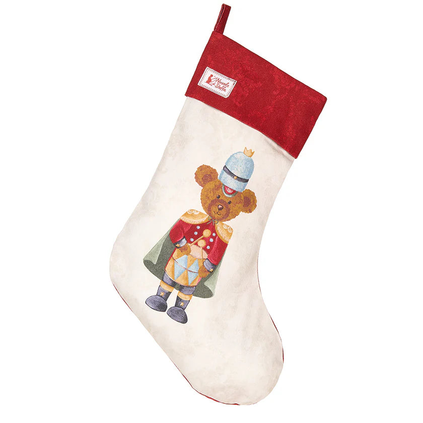 Goditi la magia dell'Epifania con la Calza della completissima collezione "Bear Wonderland". Realizzata in cotone di alta qualità, questa calza della Befana presenta quattro bellissimi decori a tema orsetto per una festa indimenticabile. Dimensioni: 40x20 cm.In negozio e online su tuttochic.it