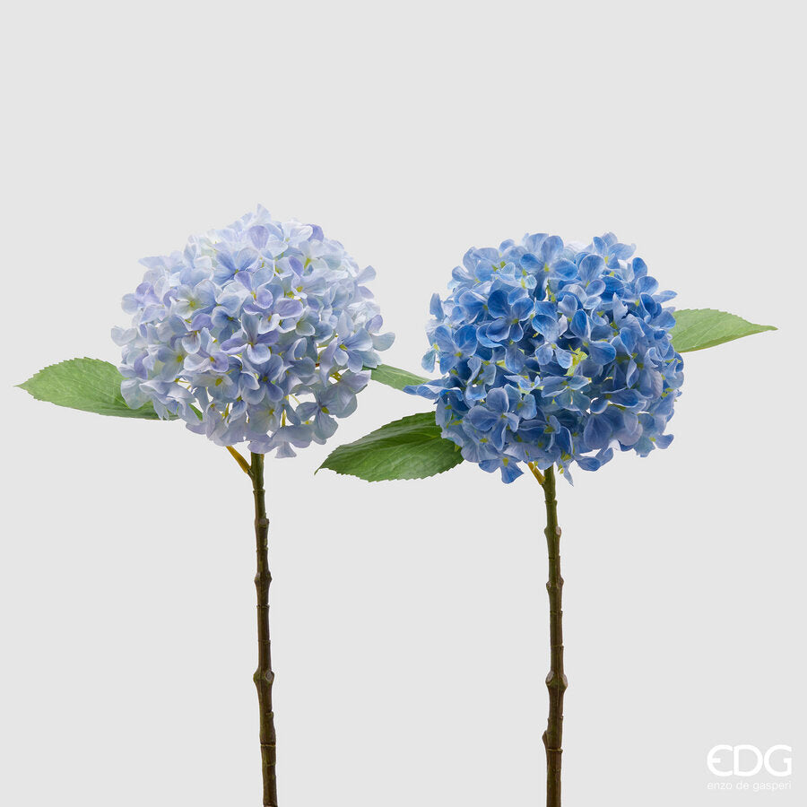Questa ortensia azzurra è un fiore artificiale con un ramo resistente in plastica e petali morbidi in tessuto. Disponibili 2 colori: azzurro chiaro - azzurro scuro Dimensioni: alta cm 48. In negozio e online su tuttochic.it