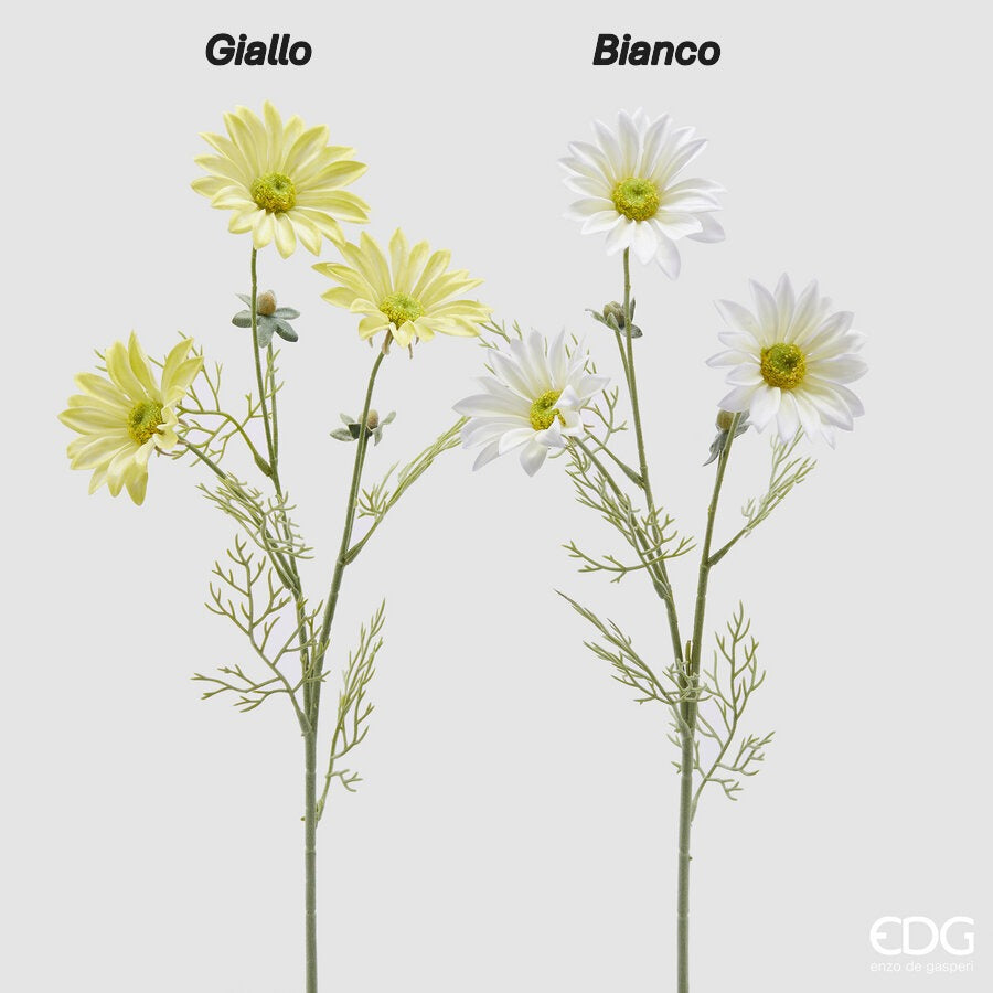 Fiori artificiali di margherita. Realizzati con rami di plastica di alta qualità, questi fiori con petali in tessuto gialli o bianchi daranno un tocco di freschezza e colore alla tua decorazione. Dimensioni: h cm 65. In negozio e online su tuttochic.it