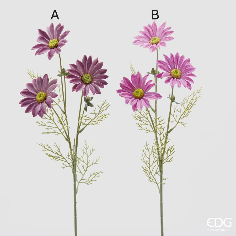Fiori artificiali di margherita. Realizzati con rami di plastica di alta qualità, questi fiori con petali in tessuto di colore rosa daranno un tocco di freschezza e colore alla tua decorazione. Dimensioni: h cm 65. In negozio e online su tuttochic.it
