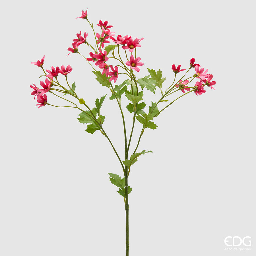 Il fiore artificiale di Margherita è un'aggiunta vivace e senza manutenzione a qualsiasi spazio. Realizzato con plastica per un aspetto realistico e petali in tessuto fucsia per un tocco di colore Dimensioni: altezza cm 70. In negozio e online su tuttochic.it