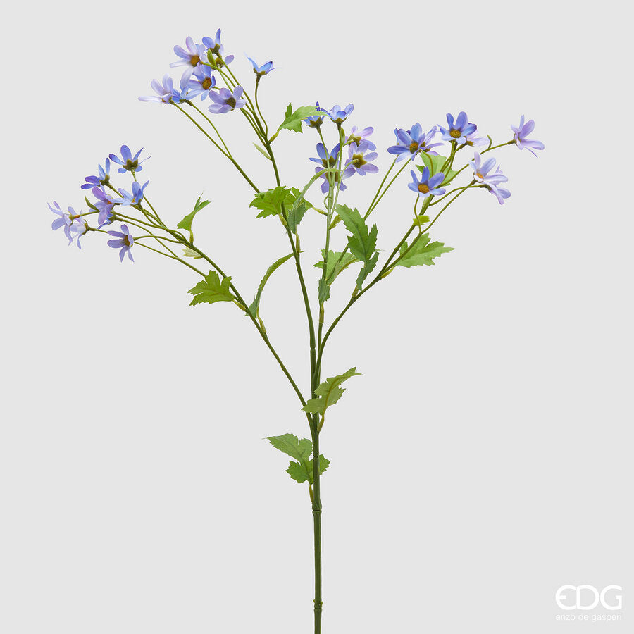 Il fiore artificiale di Margherita è un'aggiunta vivace e senza manutenzione a qualsiasi spazio. Realizzato con plastica per un aspetto realistico e petali in tessuto indaco per un tocco di colore Dimensioni: altezza cm 70. In negozio e online su tuttochic.it