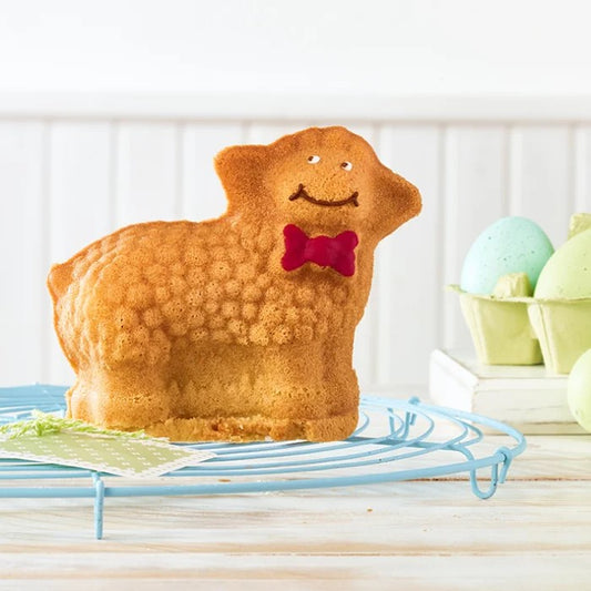 Stampo per dolce a forma di agnello tridimensionale in acciaio al carbonio con antiaderente di alta qualità per la cottura in forno. Dimensioni: 6,2 x 19,5 x 12,8 cm Capacità 900 ml. In negozio e online su tuttochic.it