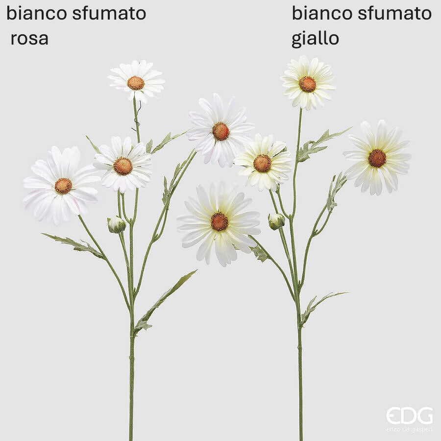 Il fiore artificiale di Margherita è un'aggiunta vivace e senza manutenzione a qualsiasi spazio. Realizzato con plastica per un aspetto realistico e petali in tessuto bianco per un tocco di colore Dimensioni: altezza cm 60. In negozio e online su tuttochic.it