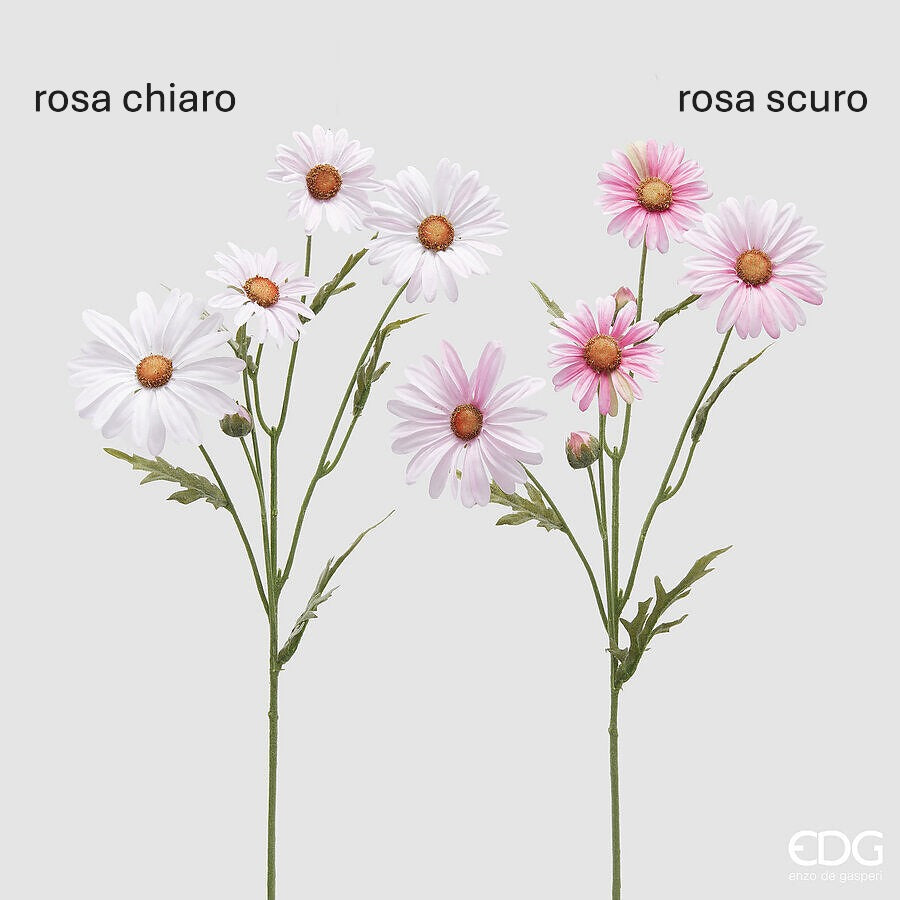 Il fiore artificiale di Margherita è un'aggiunta vivace e senza manutenzione a qualsiasi spazio. Realizzato con plastica per un aspetto realistico e petali in tessuto rosa per un tocco di colore Dimensioni: altezza cm 60. In negozio e online su tuttochic.it