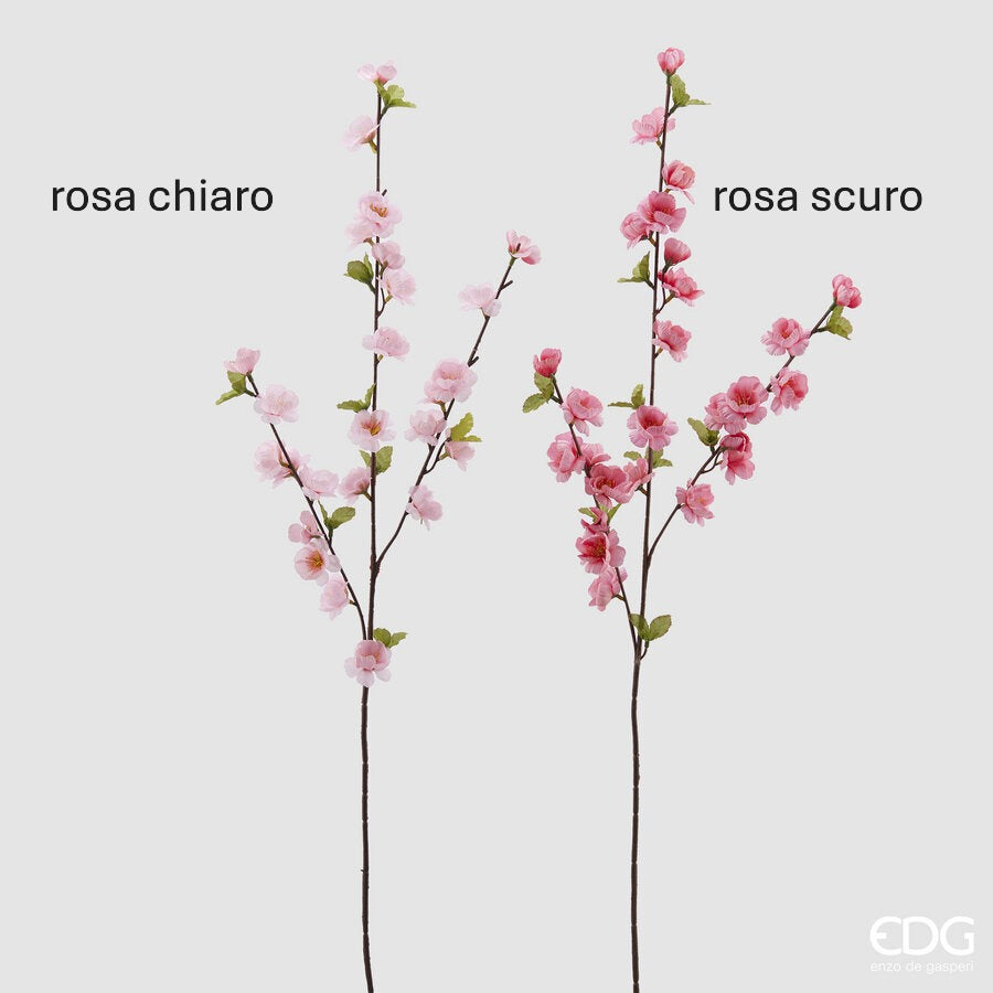 Fiori artificiali di Pesco. Disponibili in due tonalità di rosa, questi fiori aggiungono un tocco di eleganza a qualsiasi ambiente. Dimensioni: altezza cm 86. In negozio e online su tuttochic.it