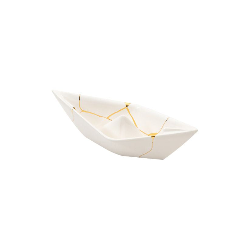 La Barchetta Origami Kintsugi in ceramica può essere utilizzata come portaoggetti, svuotatasche o fermacarte, Dimensioni: cm 21 x 9 x h 7. In negozio e online su tuttochic.it