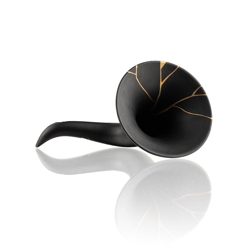 Scaramaz è un amplificatore compatibile con tutti gli smartphone in cui la cassa acustica è posizionata in basso, vicino al microfono. Scaramaz ti permetterà di aumentare il volume del tuo smartphone di 15/20 decibel! Realizzato a mano in ceramica 100% italiana e smalti atossici. In negozio e online su tuttochic.it