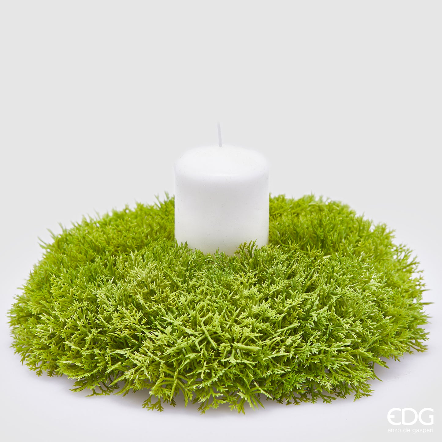 Corona di Muschio artificiale di colore verde Candela non inclusa Dimensioni: cm 23 x h 6 - Materiale: plastica. In negozio e online su tuttochic.it.