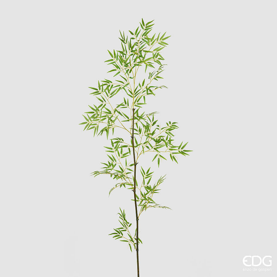 Ramo Bamboo realizzato artigianalmente con materiale plastico, questo ramo artificiale presenta foglie in tessuto di alta qualità per un aspetto naturale. Dimensioni: altezza cm 210. In negozio e online su tuttochic.it