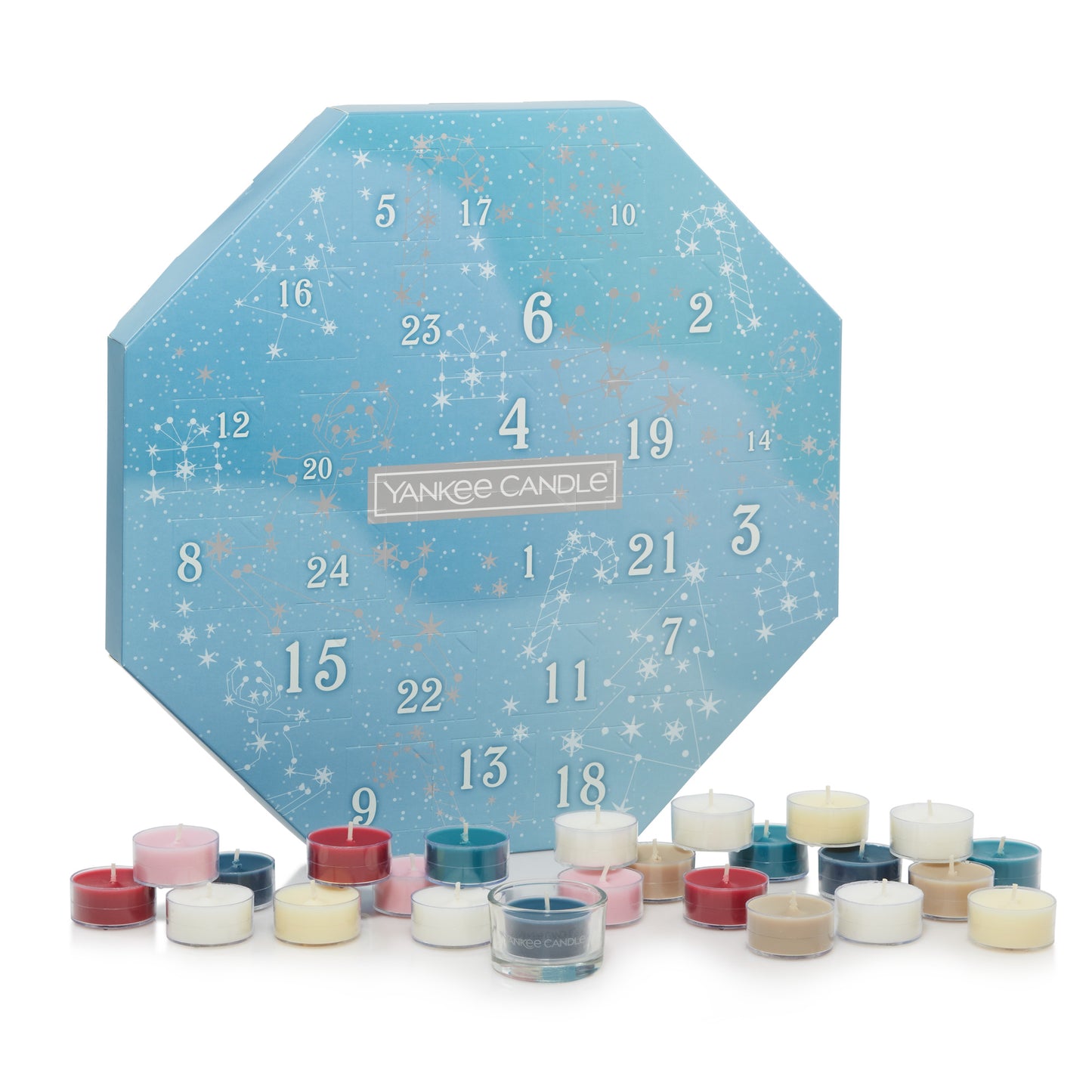 Questa confezione contiene: 3 candele tea light per ogni fragranza: Letters To Santa, Silver Sage & Pine, Twinkling Lights, Soft Wool & Amber, Christmas Eve, Pink Cherry & Vanilla, Christmas Cookie, Amber & Sandalwood Accessorio: 1 x porta candela tea light Constellation argentato. In negozio e online su tuttochic.it