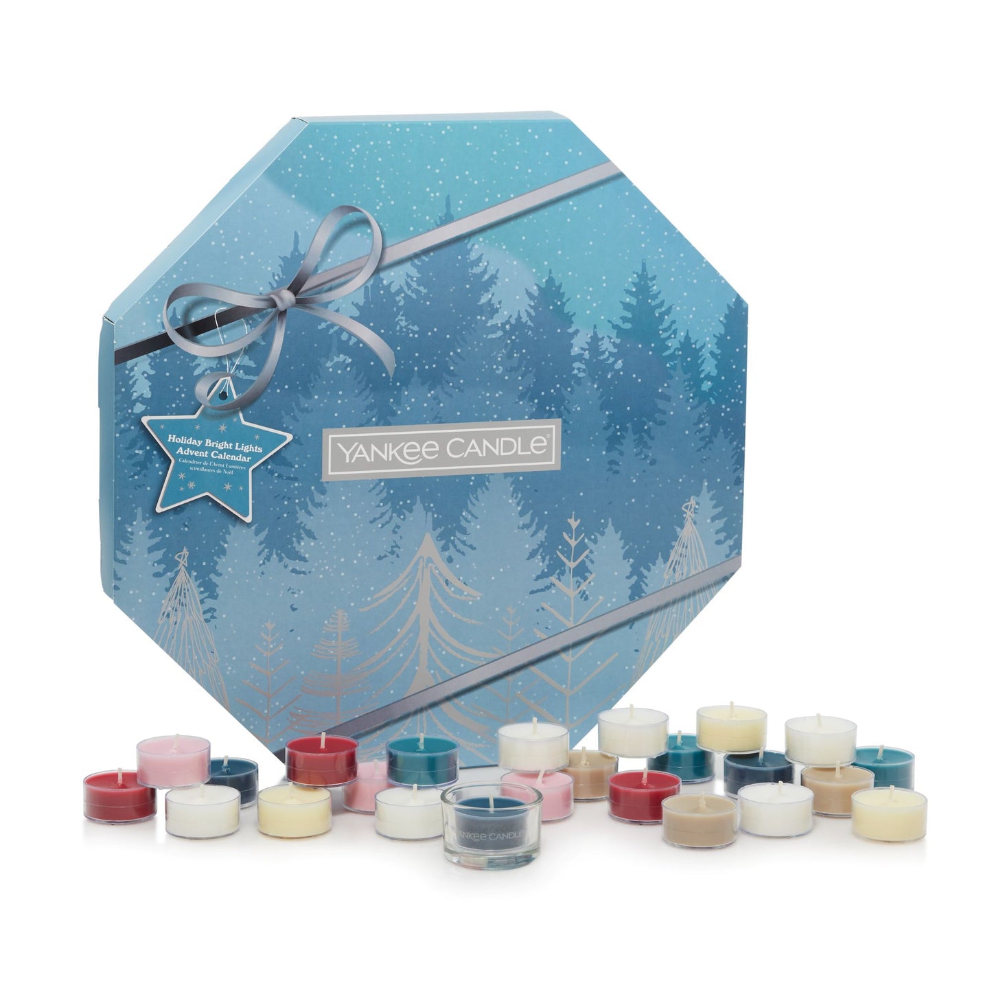 Questa confezione contiene: 3 candele tea light per ogni fragranza: Letters To Santa, Silver Sage & Pine, Twinkling Lights, Soft Wool & Amber, Christmas Eve, Pink Cherry & Vanilla, Christmas Cookie, Amber & Sandalwood Accessorio: 1 x porta candela tea light Constellation argentato. In negozio e online su tuttochic.it